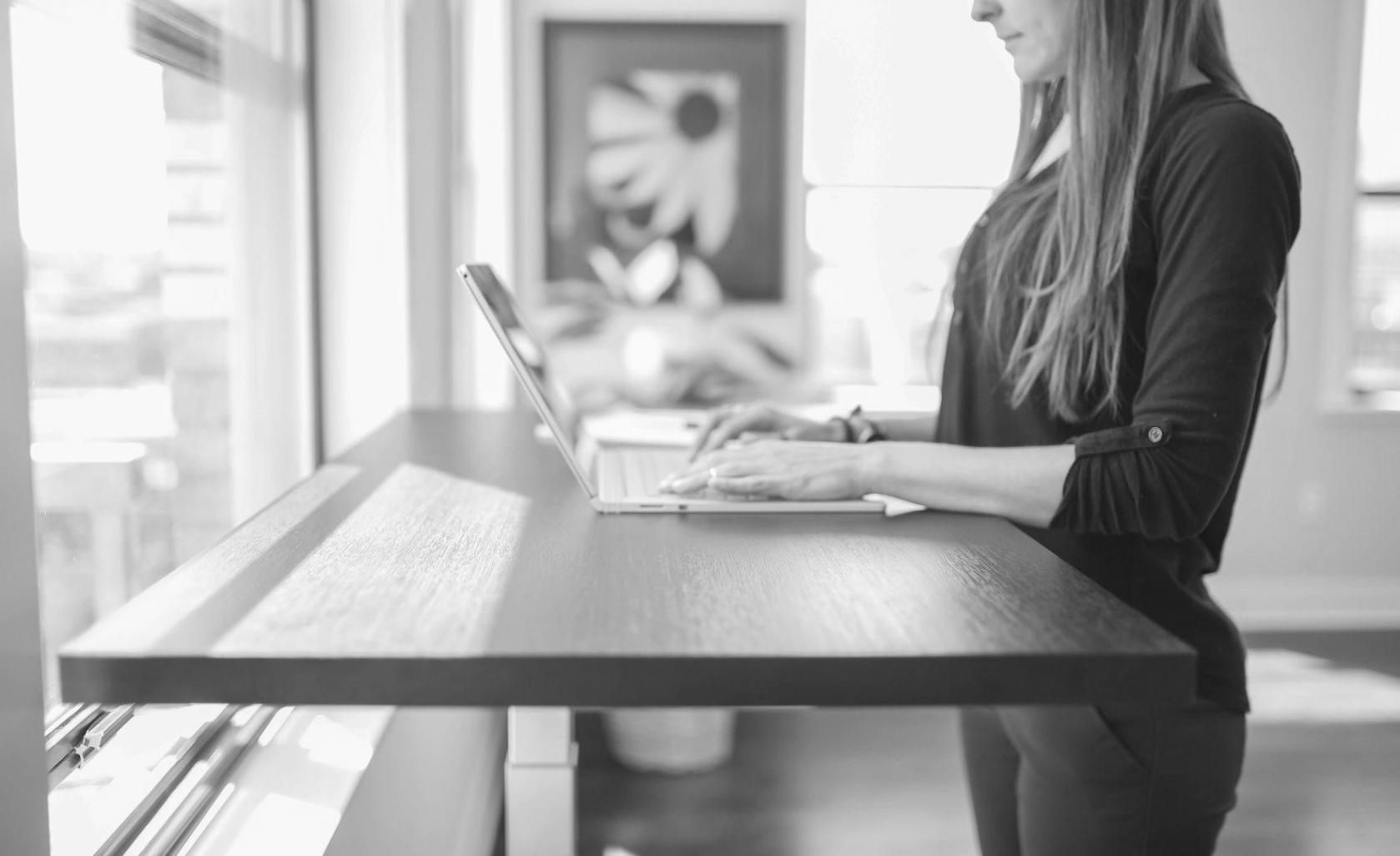 Profesionales trabajando en análisis financiero con gráficos y documentos