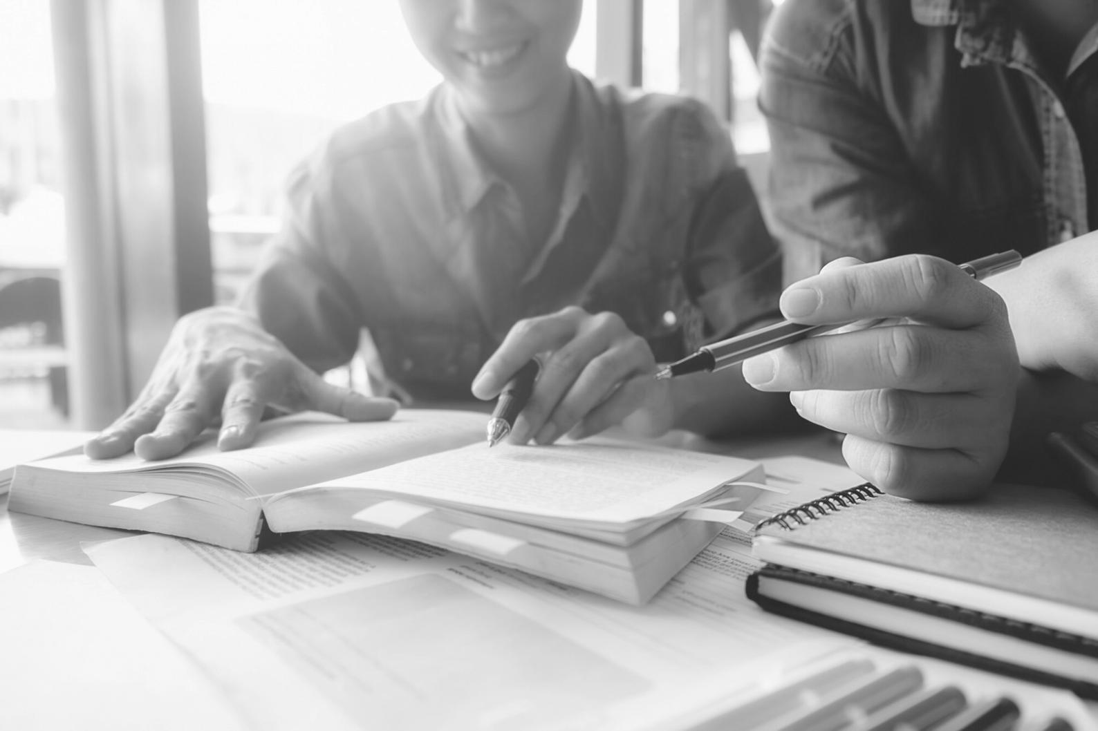 Equipo colaborando en proyecto de formación financiera