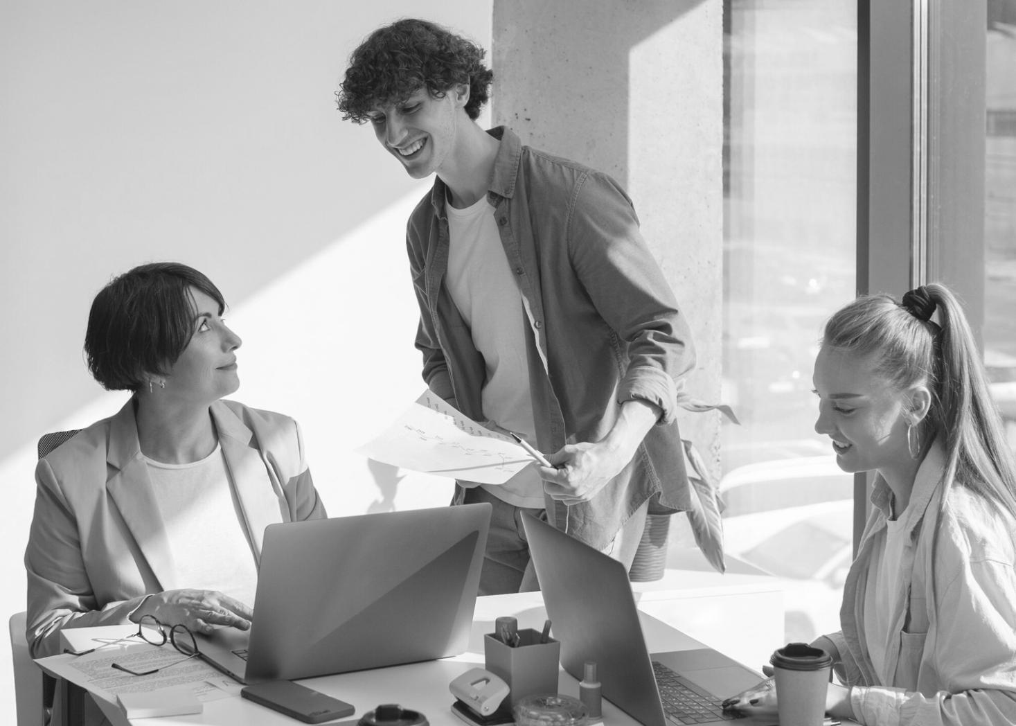 Estudiante revisando documentos financieros en un espacio de trabajo organizado