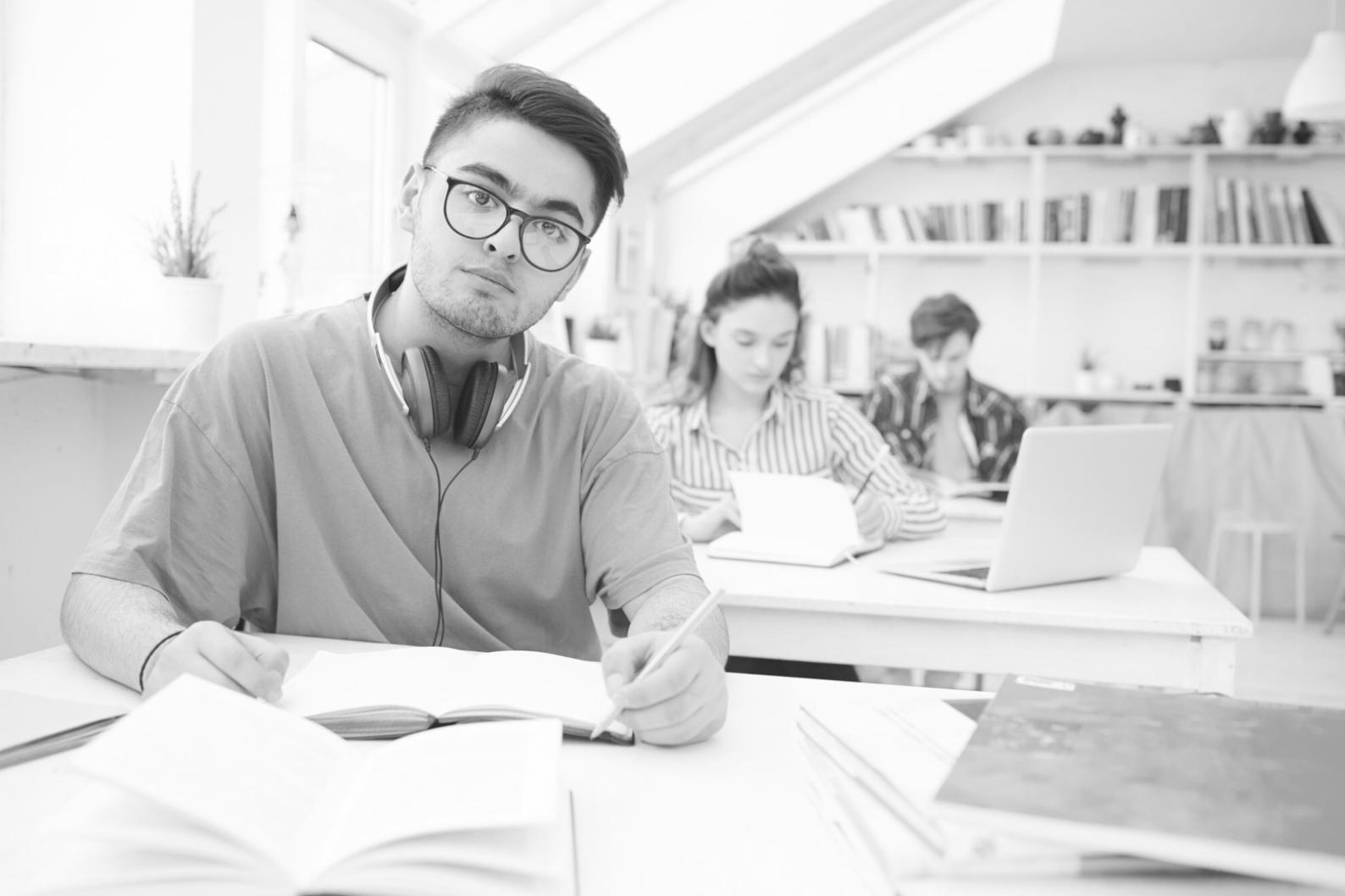 Sesión de formación con materiales educativos sobre finanzas